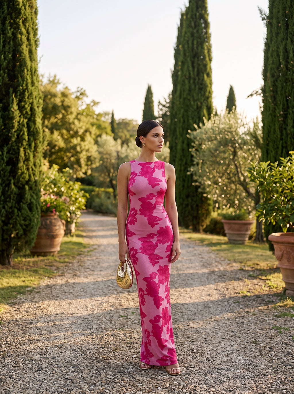 Vestido largo rosa y fucsia Vezza en jardín toscano, invitada de boda