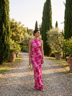Vestido largo rosa y fucsia Vezza en jardín toscano, invitada de boda
