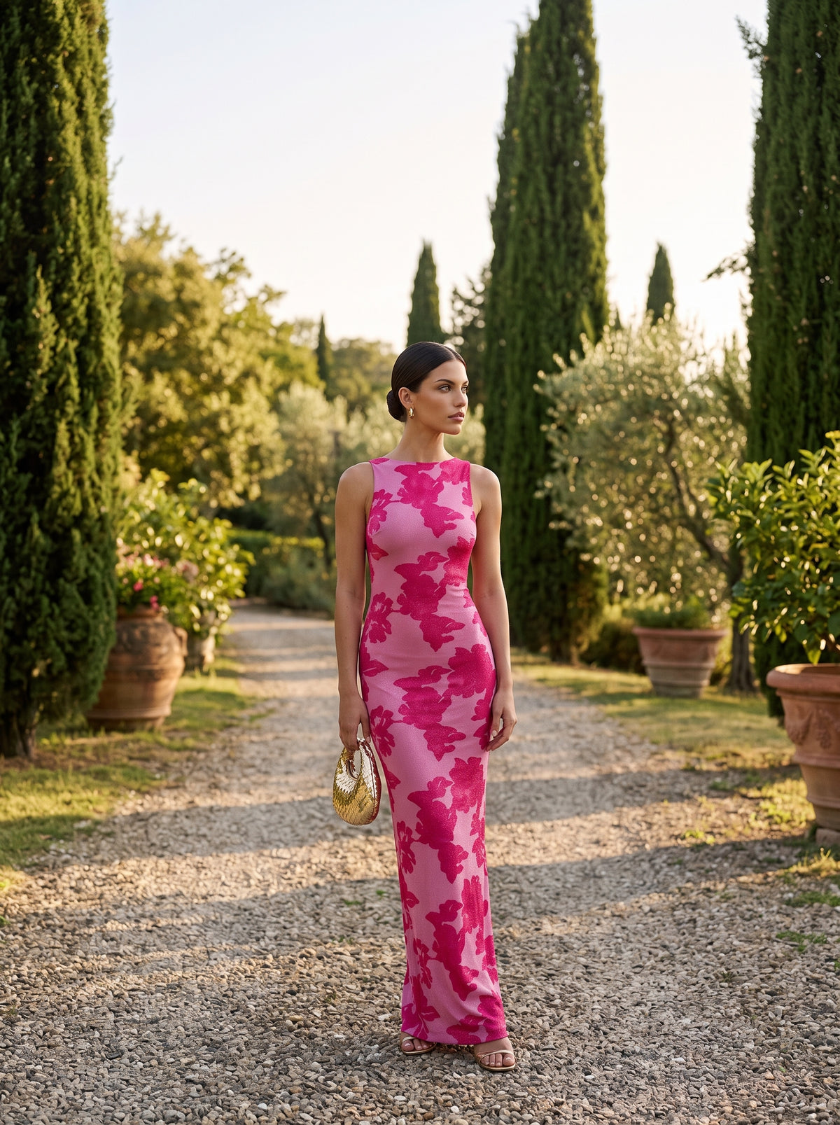 Vestido largo rosa y fucsia Vezza en jardín toscano, invitada de boda