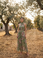 Vestido largo verde de gasa floral Vezza, frontal con cinturón dorado