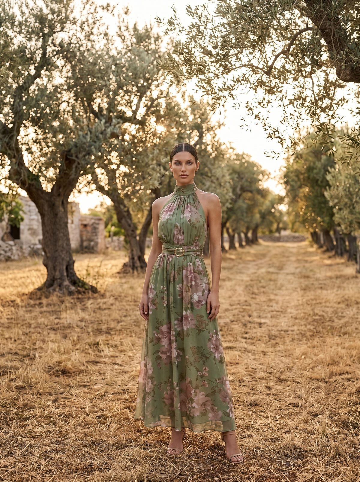 Vestido largo verde de gasa floral Vezza, frontal con cinturón dorado