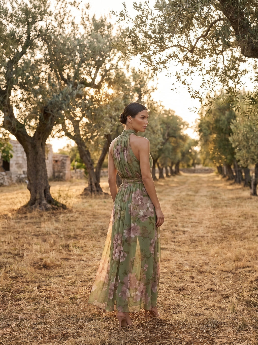 Espalda al aire de vestido largo verde floral Vezza, colección verano