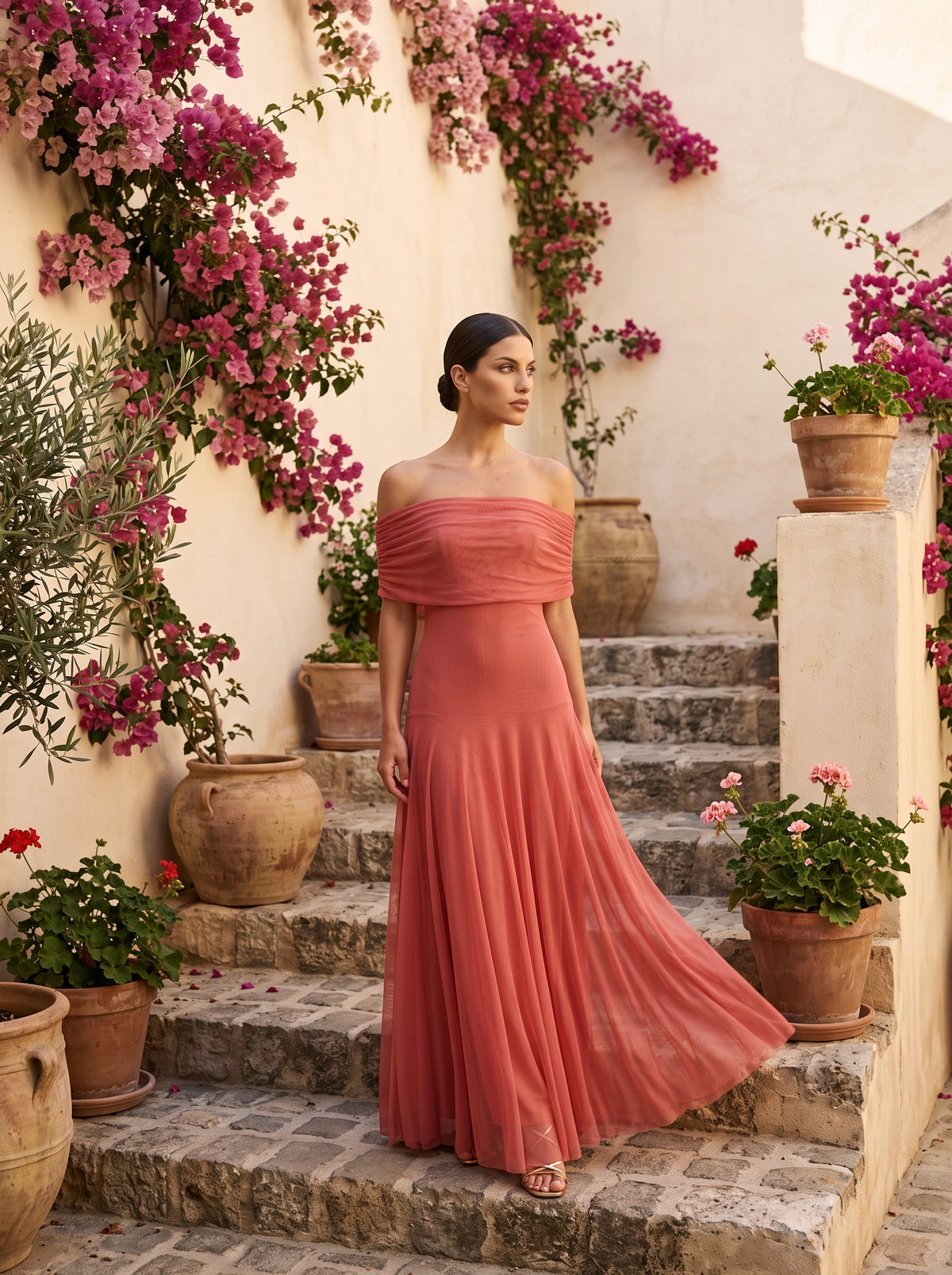 Vestido largo coral de gasa Vezza con escote bardot en escalinata mediterránea