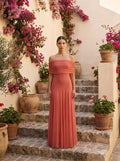 Vestido largo coral de invitada Vezza, frontal, hombros descubiertos