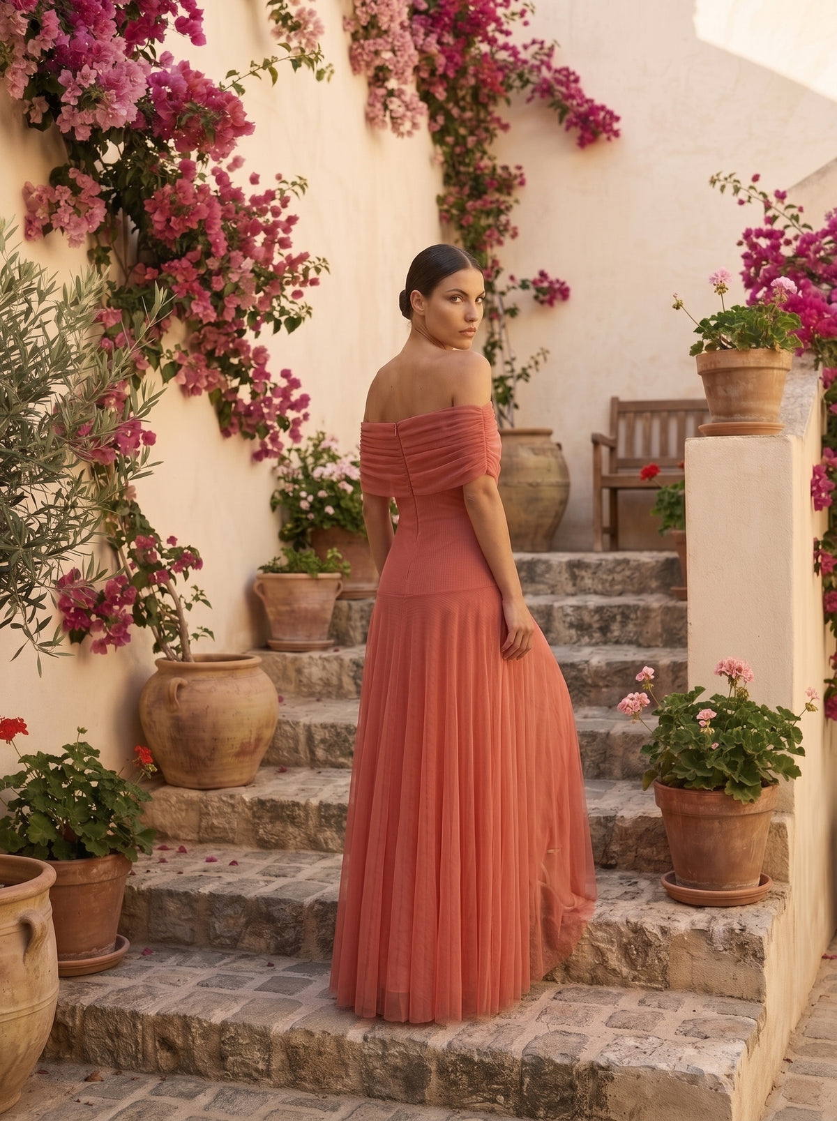 Espalda de vestido largo coral de gasa Vezza, colección verano