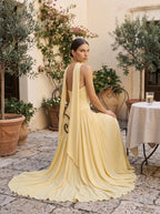 Espalda de vestido largo amarillo con pañuelo al cuello, colección verano Vezza
