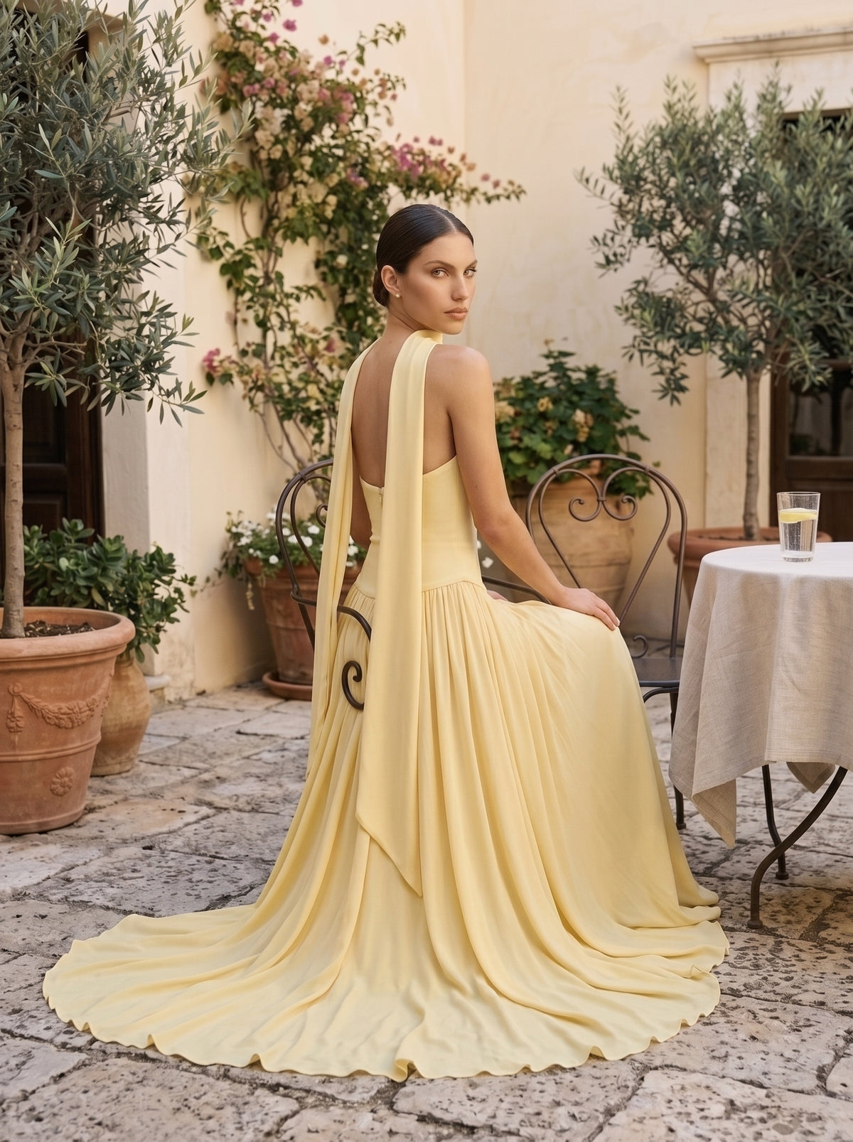 Espalda de vestido largo amarillo con pañuelo al cuello, colección verano Vezza